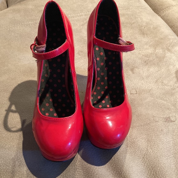 Hot topic size 10 red hot heels - Picture 4 of 8